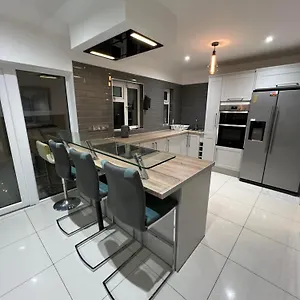 Lovely - Just 15 Mins To Centre Guest house
